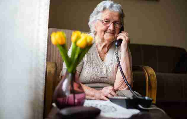 Cum să alegi telefonul perfect pentru vârstnici